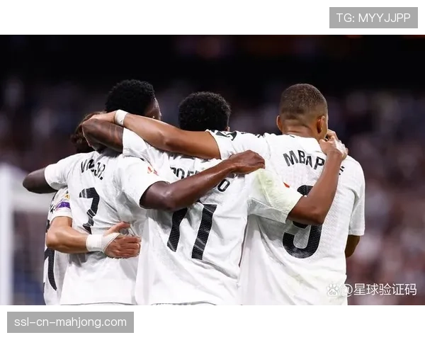 暖心一幕：皇马球迷在伊蒂哈德球场看台展示马德里儿童医院的祝福横幅