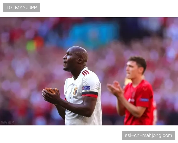 特写：进球后，哈兰德冲向场边与刚刚伤愈的德布劳内庆祝