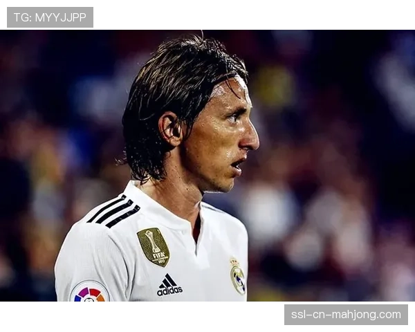 特写:38岁的莫德里奇在皇马训练中,如何指导年轻球员理解中场位置轮转